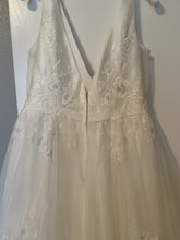 Load image into Gallery viewer, David&#39;s Bridal &#39;Ivory V Neck&#39;

