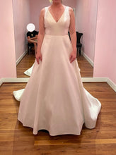 Load image into Gallery viewer, Martina Liana &#39;Mollie - Customer Made&#39; wedding dress size-08 NEW
