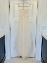 Load image into Gallery viewer, Vera Wang &#39;113810&#39; wedding dress size-06 PREOWNED
