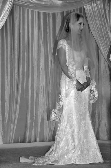 Bliss by Monique Lhuillier Mermaid Lace Wedding Dress - Monique Lhuillier - Nearly Newlywed Bridal Boutique - 1