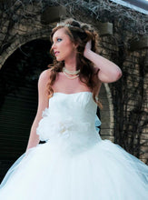 Load image into Gallery viewer, Vera Wang White &#39;Draped&#39; size 2 used wedding dress front view on bride
