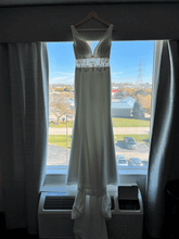 Load image into Gallery viewer, Mikaella &#39;2181&#39; wedding dress size-08 PREOWNED
