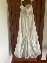 Load image into Gallery viewer, Essense of Australia &#39;D996&#39; wedding dress size-06 PREOWNED

