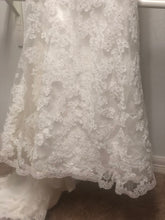 Load image into Gallery viewer, Maggie Sottero &#39;Sweetheart Neckline&#39; wedding dress size-08 PREOWNED
