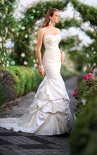 Load image into Gallery viewer, Essence Of Australia &#39;D1129&#39; - essence of australia - Nearly Newlywed Bridal Boutique - 1
