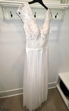 Load image into Gallery viewer, Mikaella &#39;05313&#39; wedding dress size-06 PREOWNED
