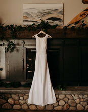Load image into Gallery viewer,  &#39;BlissGown&#39; wedding dress size-08 PREOWNED
