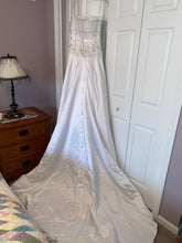Load image into Gallery viewer, Allure Bridals &#39;Allure Bridals&#39; wedding dress size-06 PREOWNED

