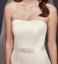 Load image into Gallery viewer, David&#39;s Bridal &#39;WG9871&#39; size 10 new wedding dress front view close up
