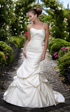 Load image into Gallery viewer, Essence Of Australia &#39;D1129&#39; - essence of australia - Nearly Newlywed Bridal Boutique - 2
