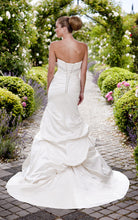 Load image into Gallery viewer, Essence Of Australia &#39;D1129&#39; - essence of australia - Nearly Newlywed Bridal Boutique - 3
