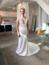 Load image into Gallery viewer, Anais Anette &#39;Annalise&#39; wedding dress size-04 PREOWNED
