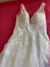 Load image into Gallery viewer, Stella York &#39;7631&#39; wedding dress size-18 NEW
