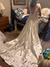 Load image into Gallery viewer, Bonny &#39;618&#39; wedding dress size-14 PREOWNED
