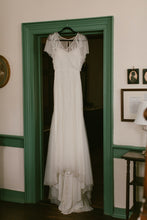 Load image into Gallery viewer, Aire Barcelona &#39;Madian&#39; wedding dress size-04 PREOWNED
