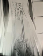 Load image into Gallery viewer, Davids Bridal &#39;E9351&#39; wedding dress size-06 PREOWNED
