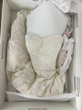 Load image into Gallery viewer, Watters &#39;Pasadena&#39; size 2 used wedding dress in box
