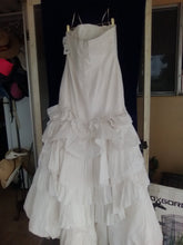 Load image into Gallery viewer, Vera Wang White &#39;Strapless White&#39; size 12 new wedding dress back view on hanger
