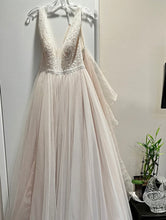 Load image into Gallery viewer, Aire Barcelona &#39;Nontue&#39; wedding dress size-02 PREOWNED
