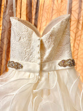 Load image into Gallery viewer, Allure Bridals &#39;Unknown &#39; wedding dress size-04 NEW
