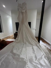 Load image into Gallery viewer, Jude Jowilson &#39;Taylor&#39; wedding dress size-06 NEW
