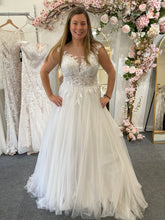 Load image into Gallery viewer, Adrienn Braun Couture &#39;LD29&#39; wedding dress size-12 NEW
