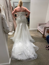 Load image into Gallery viewer, Essense of Australia &#39;3044&#39; wedding dress size-18 NEW
