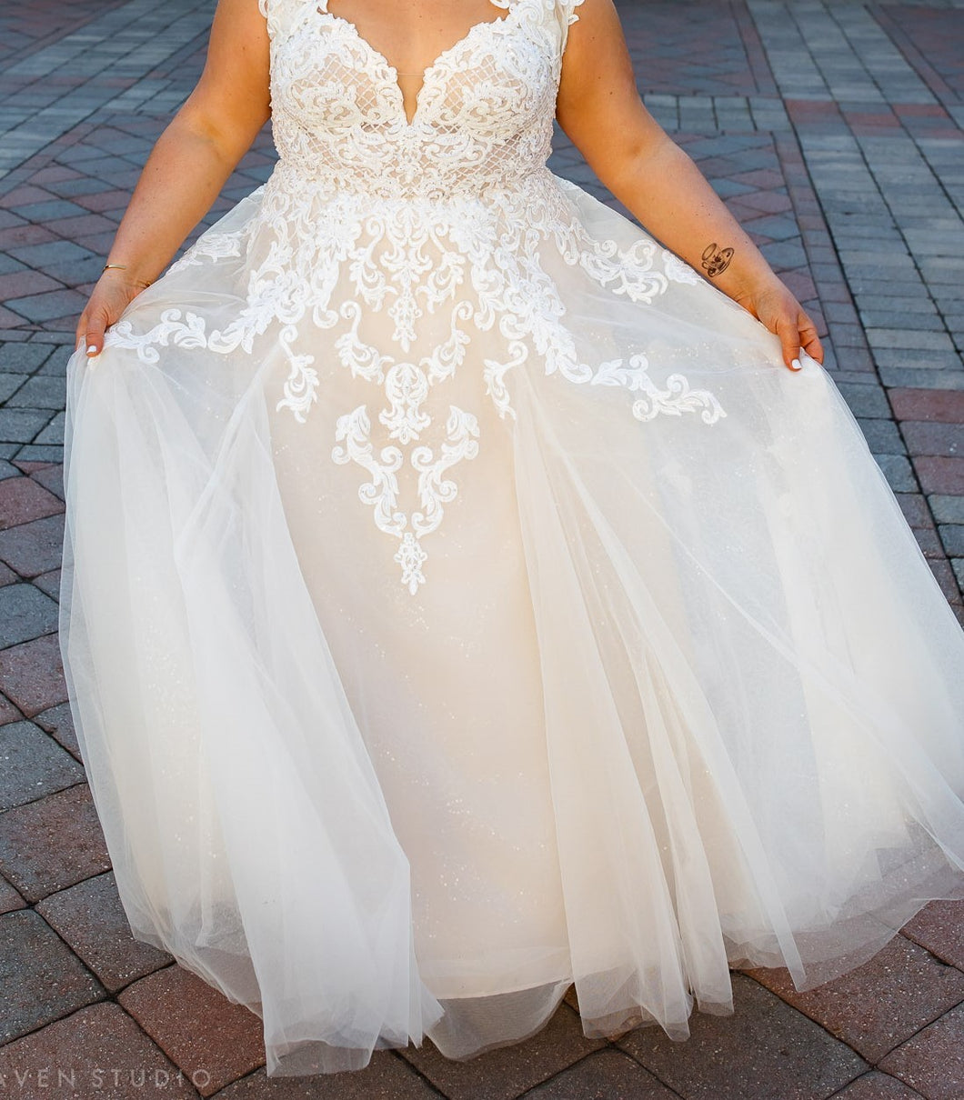Essense of Australia 'D2363' wedding dress size-16 PREOWNED