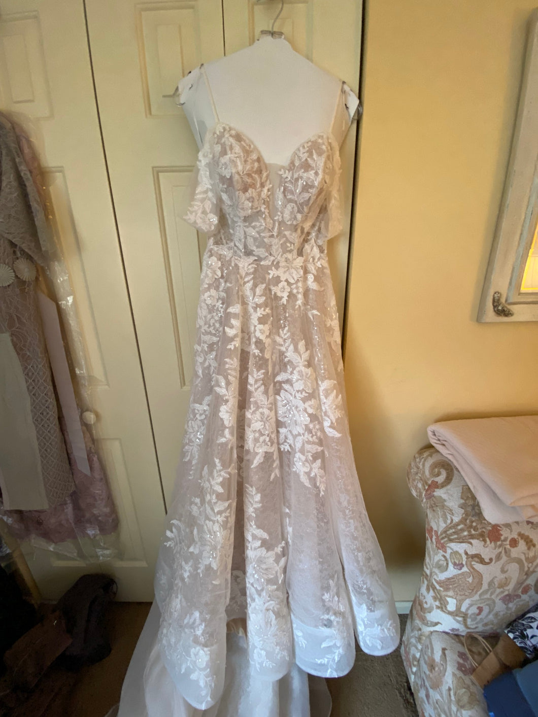 Martina Liana '1086' wedding dress size-06 NEW