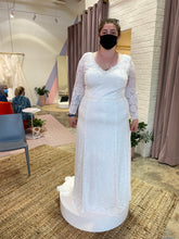 Load image into Gallery viewer, Vow’d &#39;Ardor Dress&#39; wedding dress size-16 NEW
