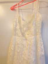 Load image into Gallery viewer, Emmy Mae &#39;Bec&#39; wedding dress size-06 PREOWNED
