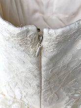 Load image into Gallery viewer, Vera Wang &#39;Ophelia&#39; size 8 new wedding dress back view on hanger
