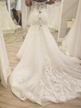 Load image into Gallery viewer, Martina Liana &#39;Dress: 1029, Veil: AVL0028CR&#39; wedding dress size-10 NEW
