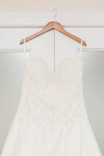 Load image into Gallery viewer, David&#39;s Bridal &#39;V3836IVORY&#39; wedding dress size-10 PREOWNED
