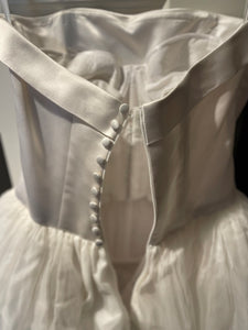 I  don't remember her name, Boston, Newbury Street 'Custom Dress, natural waist full skirt' wedding dress size-04 PREOWNED