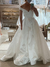 Load image into Gallery viewer, Reem Acra &#39;Good Grace&#39; wedding dress size-04 PREOWNED
