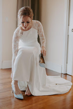 Load image into Gallery viewer, Theia &#39;Lauren&#39; size 6 used wedding dress front view on bride
