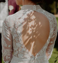 Load image into Gallery viewer, Hermione De Paula &#39;Wisteria&#39; size 6 sample wedding dress back view on bride
