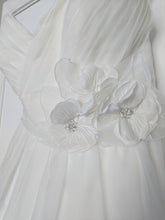 Load image into Gallery viewer, Allure Bridals &#39;8757&#39; size 12 used wedding dress view of bodice
