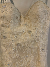 Load image into Gallery viewer, Mori Lee &#39;Madeline Gardner&#39; size 6 used wedding dress front view close up

