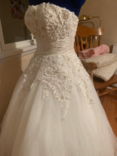 Load image into Gallery viewer, Justin Alexander &#39;8465&#39; size 4 new wedding dress front view on mannequin
