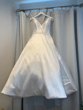 Load image into Gallery viewer, Anne Barge &#39;Blue willow &#39; wedding dress size-04 PREOWNED
