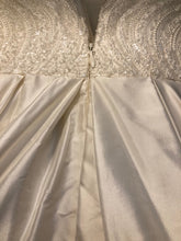 Load image into Gallery viewer, Modern Trousseau &#39;BENTLEY&#39; wedding dress size-00 PREOWNED

