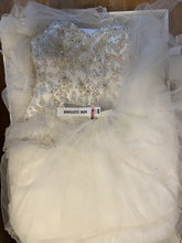 Load image into Gallery viewer, Allure Bridals &#39;8901&#39; wedding dress size-06 PREOWNED

