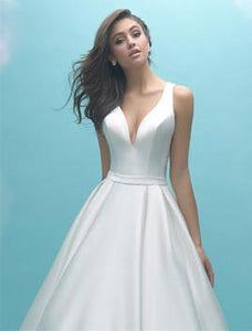 Allure Bridals ' 9473' size 10 used wedding dress front view on model
