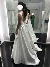 Load image into Gallery viewer, Rosa Clara &#39;Cabak&#39; wedding dress size-04 PREOWNED
