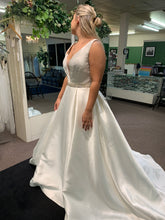 Load image into Gallery viewer, Casablanca &#39;3140&#39; wedding dress size-10 SAMPLE
