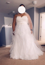Load image into Gallery viewer, Davids Bridal &#39;Unknown &#39; wedding dress size-18 PREOWNED
