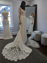 Load image into Gallery viewer, Essense of Australia &#39;EA-D2124&#39; wedding dress size-04 NEW
