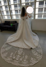 Load image into Gallery viewer, Cocomelody &#39;Anne&#39; wedding dress size-12 NEW
